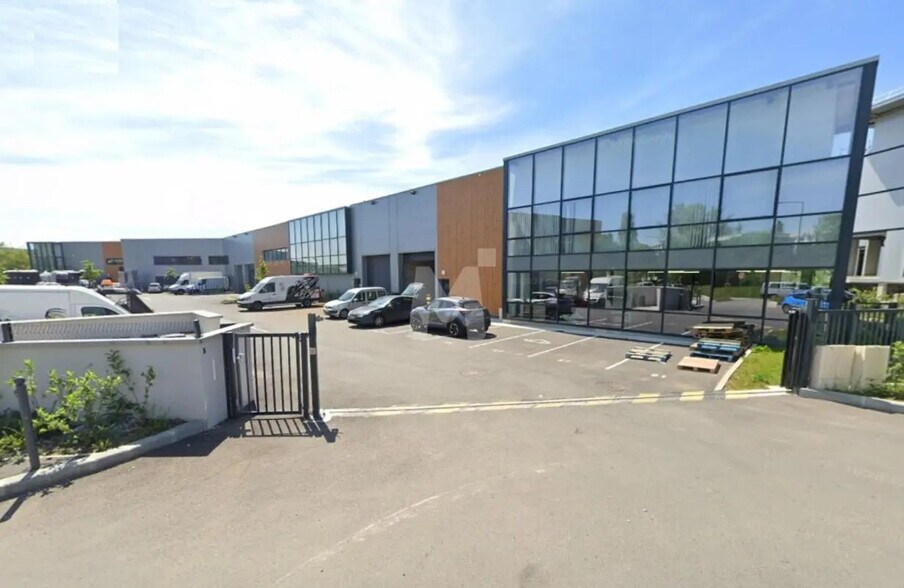 Local d’activités dans Grigny à louer - Photo de l’immeuble – Image 1 sur 11
