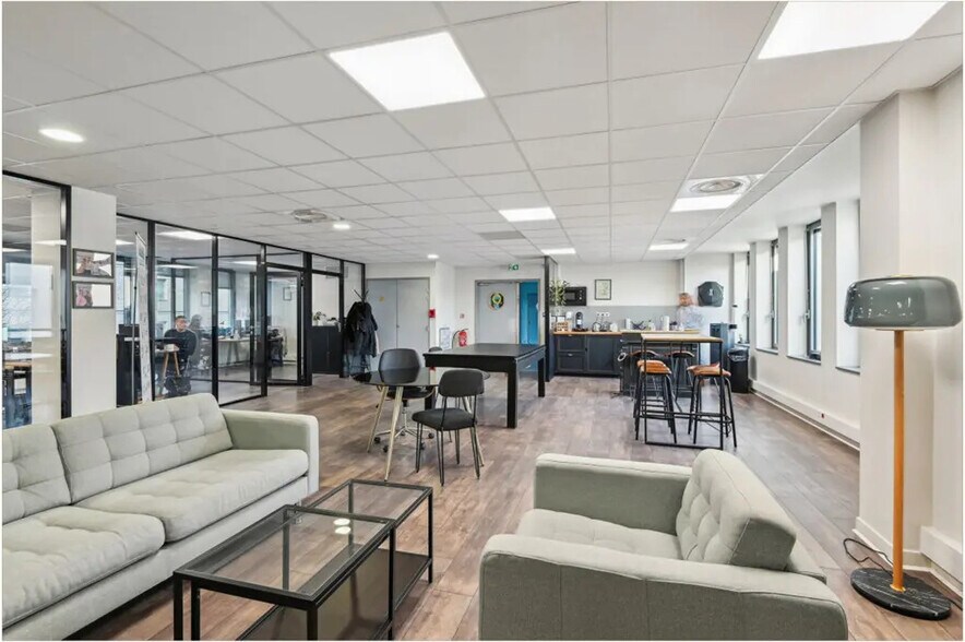 Bureau dans Clichy à louer - Photo de l’immeuble – Image 3 sur 9