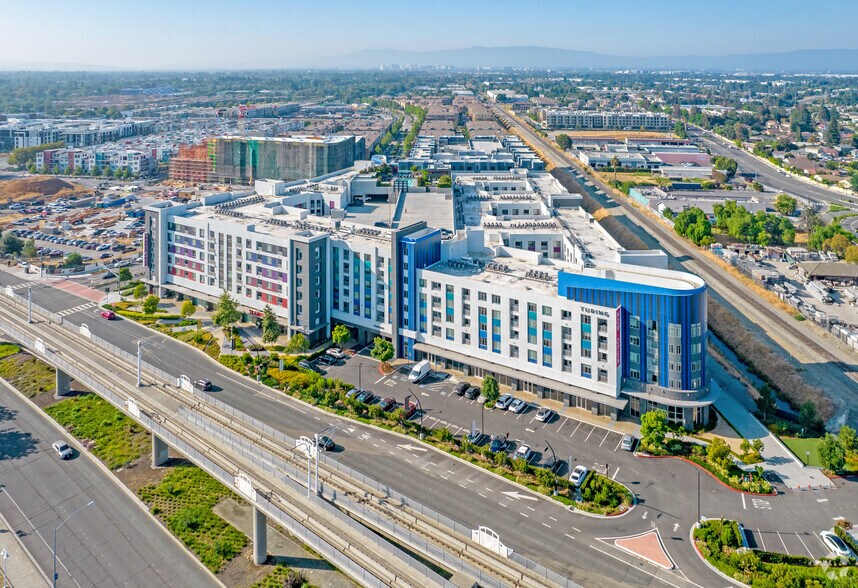 1365 McCandless Dr, Milpitas, CA à louer - Photo de l’immeuble – Image 2 sur 5