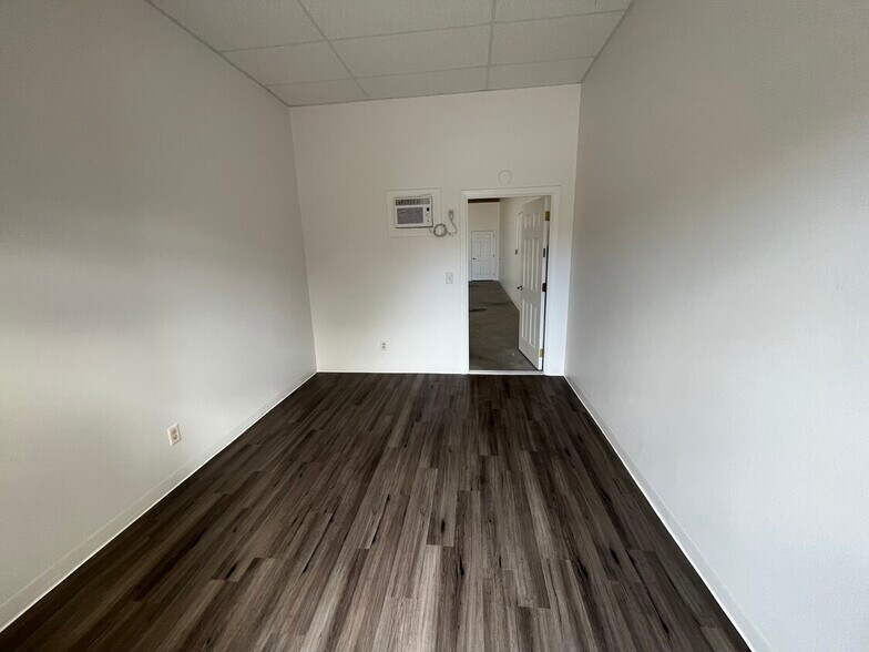 877 NE 27th Ln, Cape Coral, FL à louer - Photo de l’immeuble – Image 2 sur 6