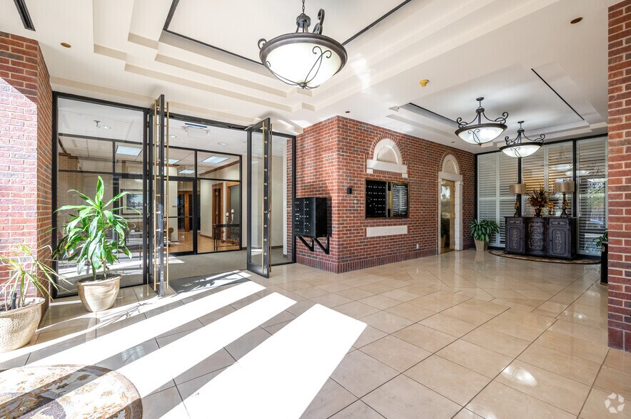 2220 San Jacinto Blvd, Denton, TX à louer - Hall d’entrée – Image 3 sur 8