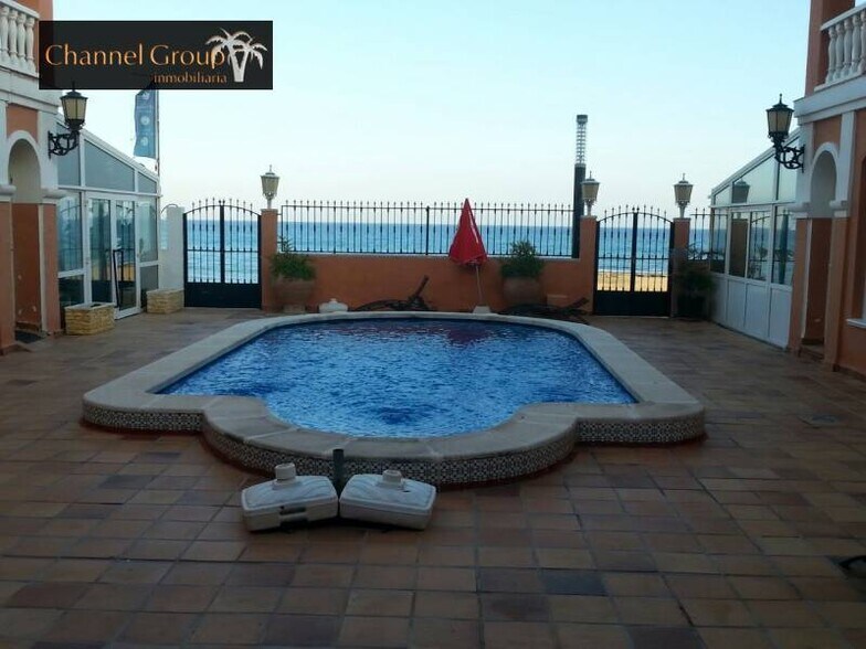 Local commercial dans Torrevieja, Alicante à vendre - Photo de l’immeuble – Image 3 sur 21