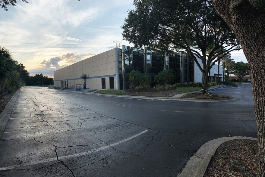 3504 Cragmont Dr, Tampa, FL à louer - Photo de l’immeuble – Image 3 sur 5