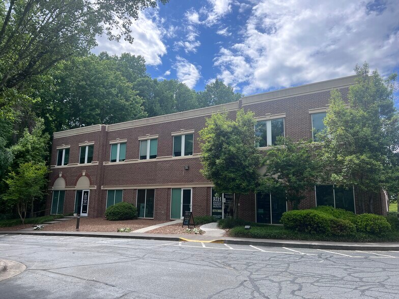3288 Robinhood Rd, Winston-Salem, NC à louer - Photo de l’immeuble – Image 2 sur 9