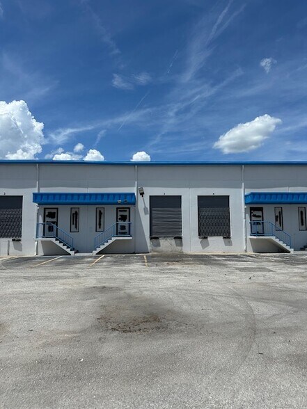2213-2221 Forsyth Rd, Orlando, FL à louer - Photo de l’immeuble – Image 3 sur 4