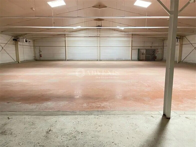 Local commercial dans Thorigné-sur-Dué à louer - Photo de l’immeuble – Image 1 sur 3