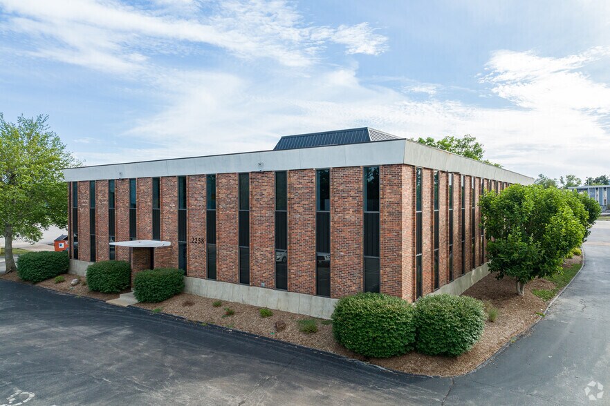 2258 Schuetz Rd, Maryland Heights, MO à vendre - Photo de l’immeuble – Image 2 sur 7