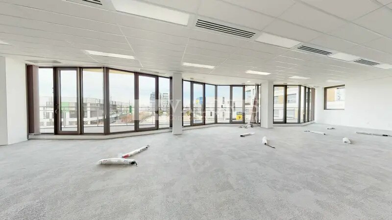 Bureau dans Vénissieux à louer - Photo de l’immeuble – Image 2 sur 11