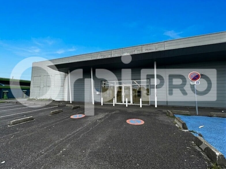Local commercial dans Saint-Maximin à louer - Photo de l’immeuble – Image 1 sur 5