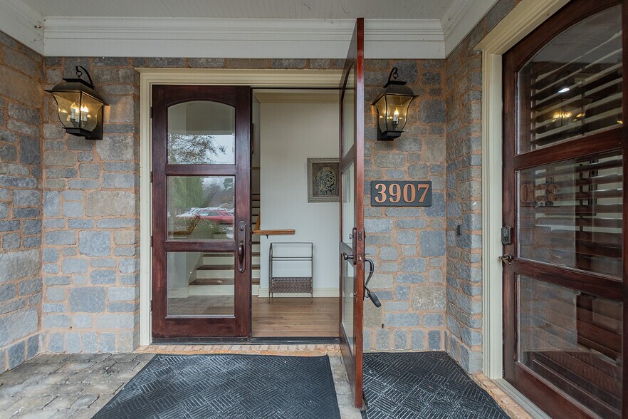 3907 N Elm St, Greensboro, NC à vendre - Photo de l’immeuble – Image 2 sur 9