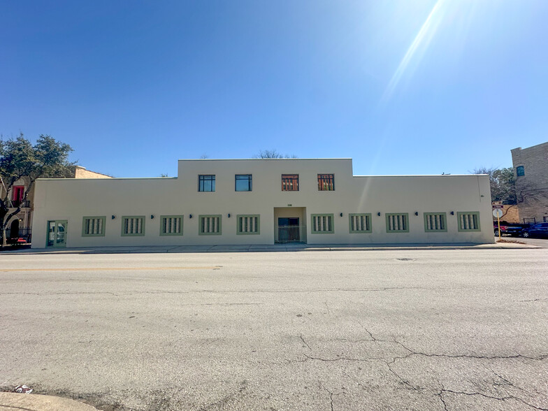 1108 S Flores St, San Antonio, TX à louer - Photo de l’immeuble – Image 1 sur 8