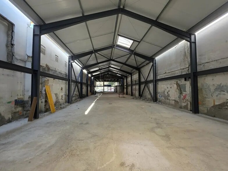 Industriel/Logistique dans Nice à vendre - Photo de l’immeuble – Image 2 sur 8