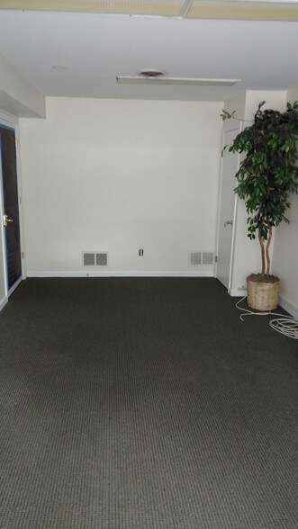 1590 E 2nd St, Scotch Plains, NJ à vendre - Photo de l’immeuble – Image 3 sur 4
