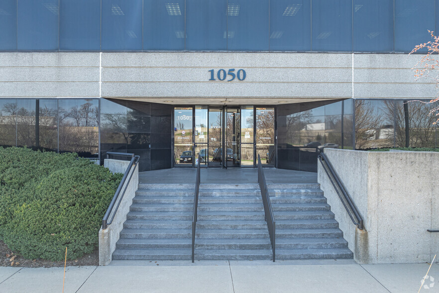 1050 Warrenville Rd, Lisle, IL à vendre - Photo de l’immeuble – Image 3 sur 5