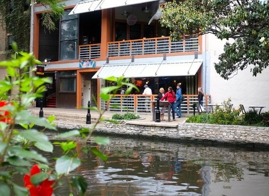 212 College St, San Antonio, TX à louer - Photo de l’immeuble – Image 3 sur 7