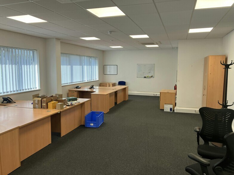 Hanworth Ln, Chertsey à louer - Photo de l’immeuble – Image 3 sur 9