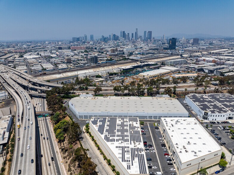 1151-1155 S Boyle Ave, Los Angeles, CA à louer - Photo de l’immeuble – Image 3 sur 27