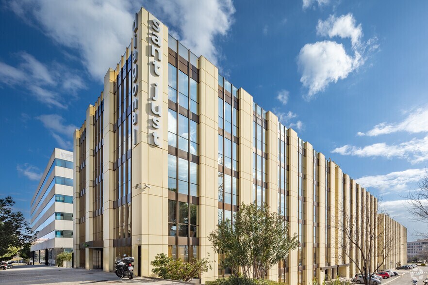 Carrer de la Constitució, 3, Sant Just Desvern, Barcelona à louer - Photo de l’immeuble – Image 3 sur 15