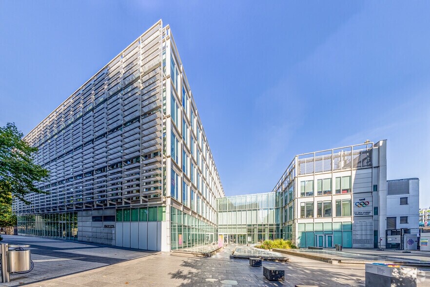 Wood Ln, Londres à louer - Photo de l’immeuble – Image 2 sur 12