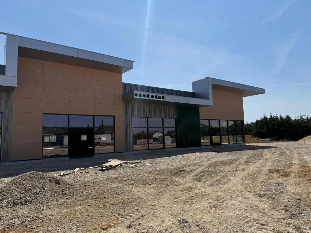 Local commercial dans Saint-Denis-lès-Bourg à louer Photo de l’immeuble– Image 1 sur 7