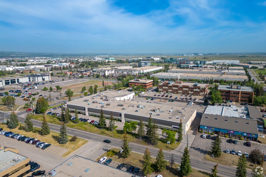 2712 37th Ave NE, Calgary, AB à louer - Aérien – Image 2 sur 6
