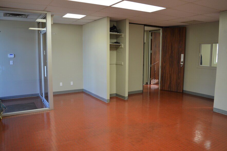 7410 68th Ave NW, Edmonton, AB à louer - Photo de l’immeuble – Image 2 sur 5