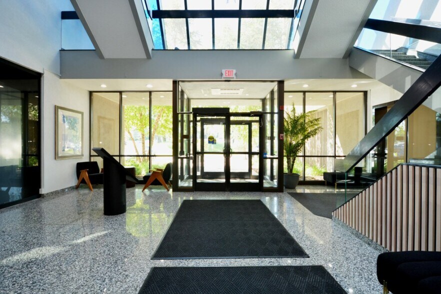 2277 W Highway 36, Roseville, MN à louer - Photo de l’immeuble – Image 2 sur 10