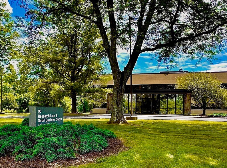 95 Brown Rd, Ithaca, NY à louer - Photo de l’immeuble – Image 1 sur 25