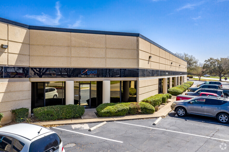 5600-5624 Randolph Blvd, San Antonio, TX à louer - Photo de l’immeuble – Image 3 sur 28