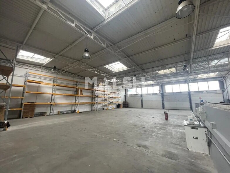 Local d’activités dans Saint-Priest à louer - Photo de l’immeuble – Image 2 sur 5