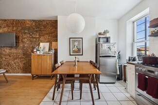 Plus de détails pour 288 McGuinness Blvd, Brooklyn, NY - Logement à vendre