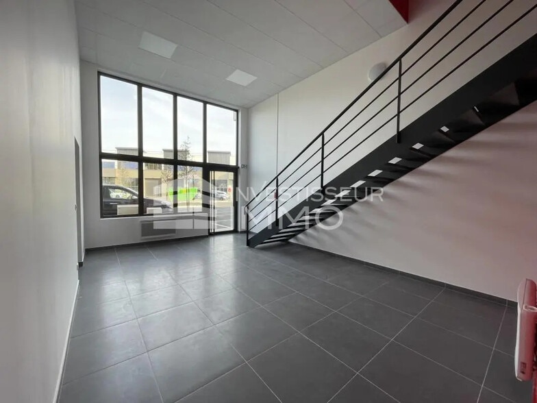 Local d'activités dans SAINT-PIERRE-DU-PERRAY à vendre - Photo de l’immeuble – Image 2 sur 3