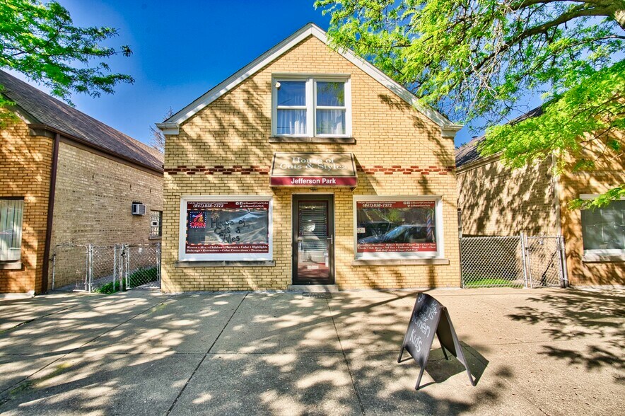 5728 W Higgins Ave, Chicago, IL à vendre - Photo de l’immeuble – Image 1 sur 12