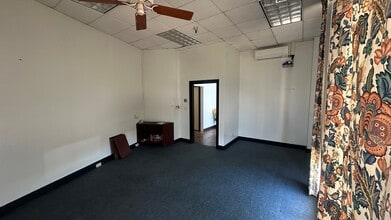 2200 Kamehameha Hwy, Honolulu, HI à louer Photo intérieure– Image 2 sur 3