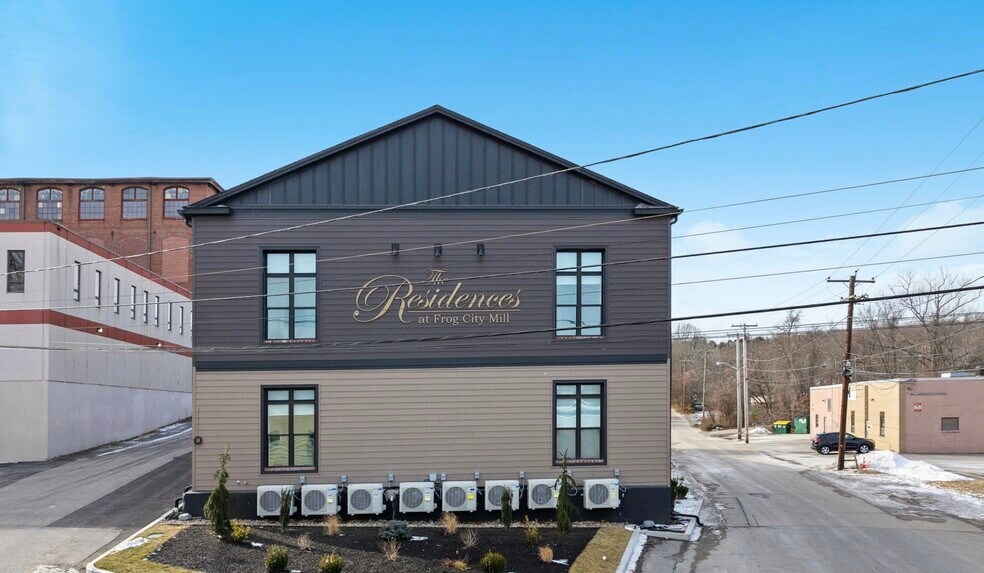 64 Mill St, Johnston, RI à vendre - Photo principale – Image 1 sur 11