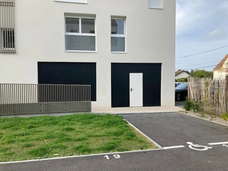 Local commercial dans Freneuse à vendre - Photo de l’immeuble – Image 3 sur 7