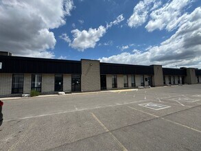 80 Hale Rd, Brampton, ON à louer Photo de l’immeuble– Image 2 sur 8
