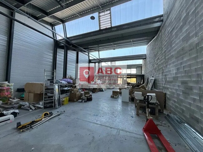 Plus de détails pour Local d'activités à louer