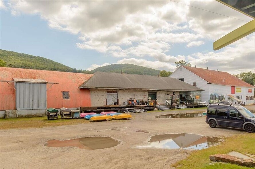 212 Canal St, Ellenville, NY à louer - Photo de l’immeuble – Image 3 sur 17