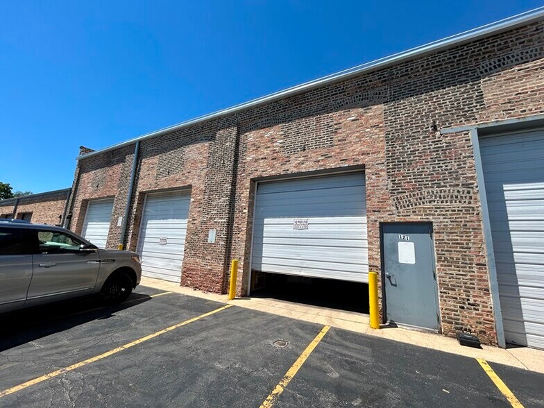 627 N Albany Ave, Chicago, IL à louer - Photo de l’immeuble – Image 1 sur 34