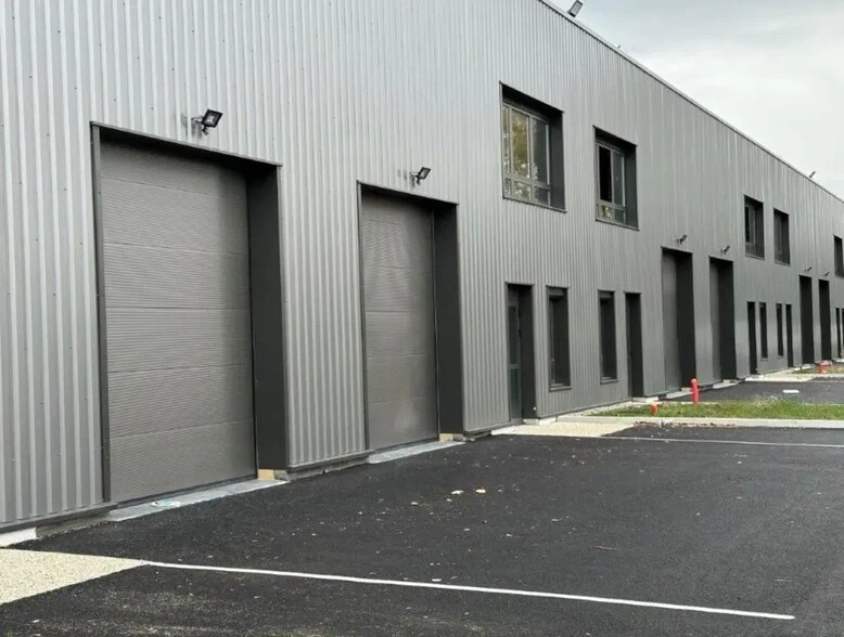 225 Avenue Des Marronniers, Bourgoin-Jallieu à vendre - Photo de l’immeuble – Image 3 sur 20