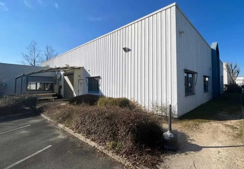 Local d'activités dans Saint-Cyr-en-Val à vendre - Photo de l’immeuble – Image 3 sur 23