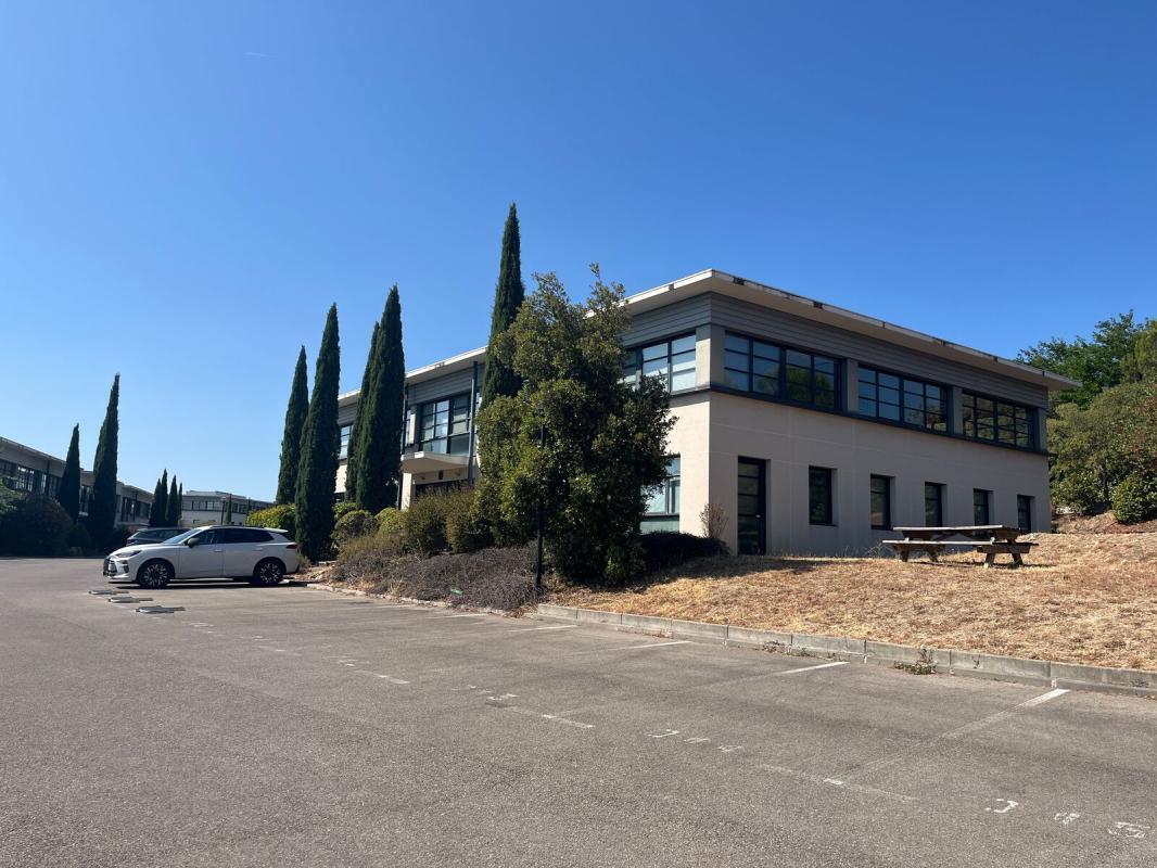860 Rue René Descartes, Aix-en-Provence à louer Photo de l’immeuble– Image 1 sur 8