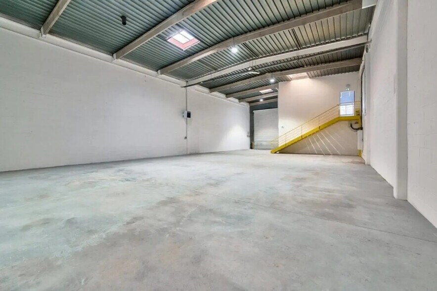 Local d’activités dans Torcy à louer - Photo de l’immeuble – Image 2 sur 4
