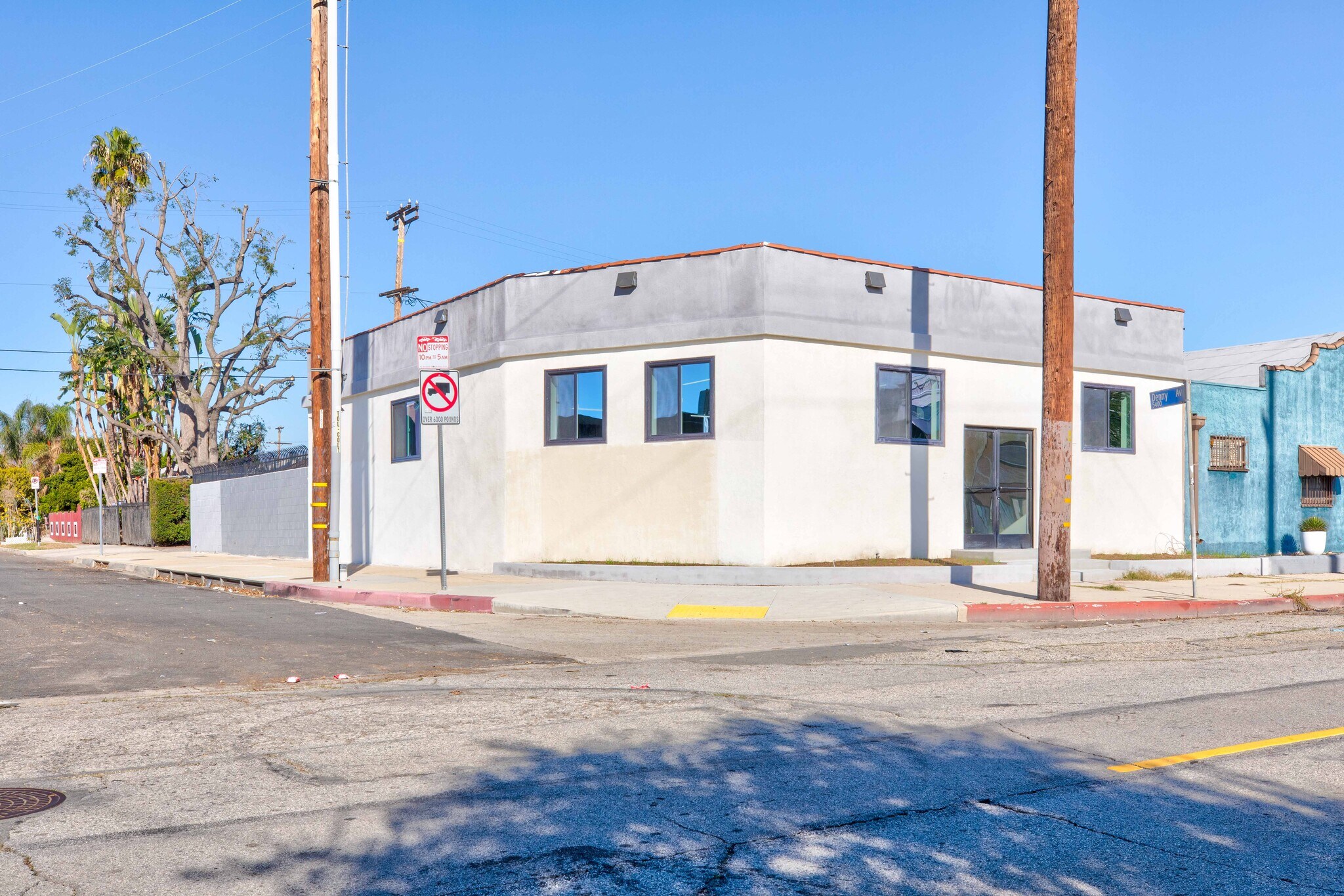 10721 Chandler Blvd, North Hollywood, CA à louer Photo de l’immeuble– Image 1 sur 16
