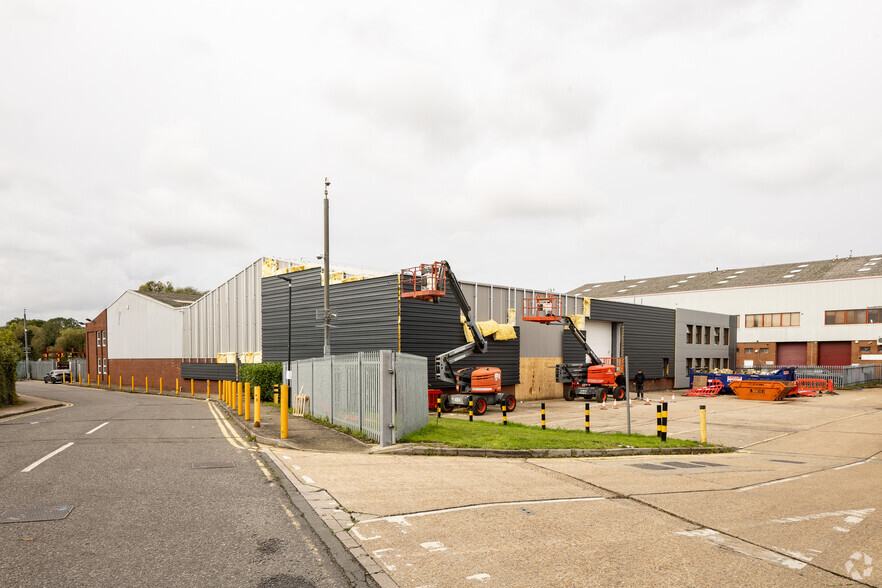 8 Fairway Close, Hounslow à louer - Photo de l’immeuble – Image 2 sur 2