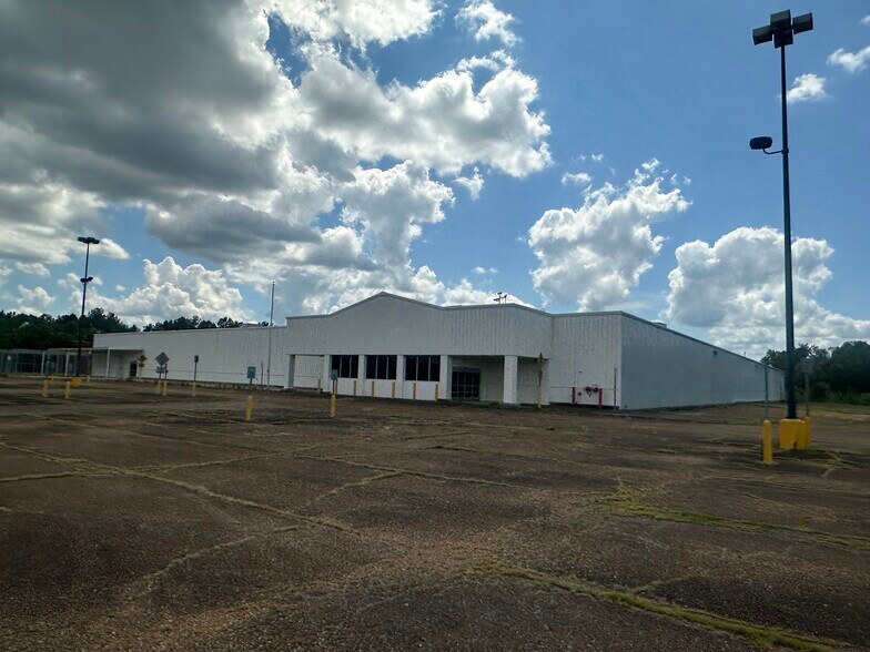 124 Winchester Dr, West Point, MS à vendre - Photo de l’immeuble – Image 1 sur 21
