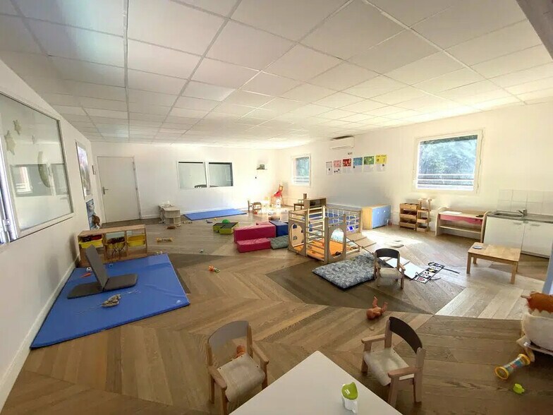 Local d’activités dans Cagnes-sur-Mer à louer - Photo de l’immeuble – Image 3 sur 9