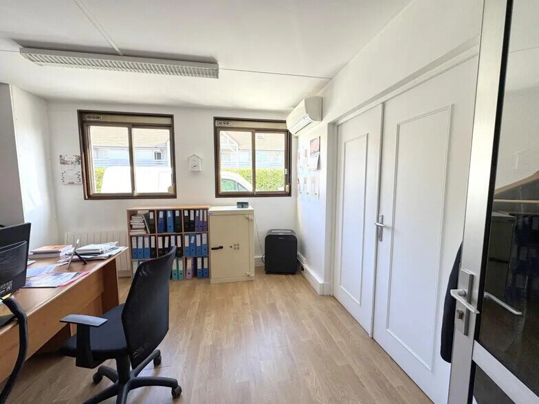 Bureau dans Montesson à louer - Photo de l’immeuble – Image 3 sur 7