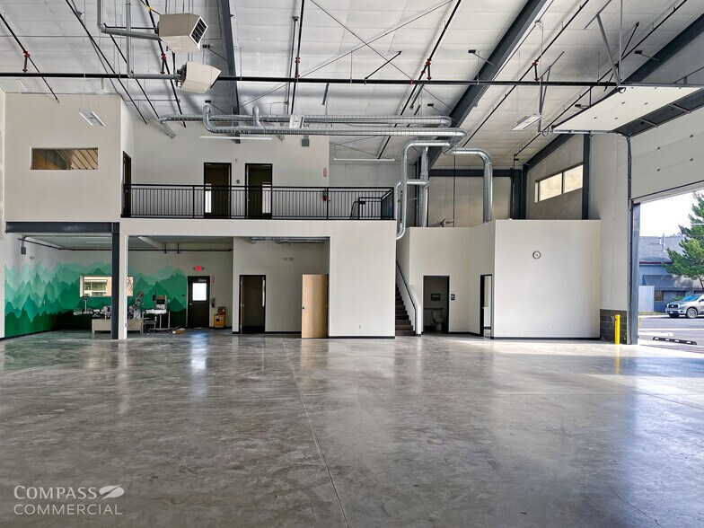 693 SE Glenwood Dr, Bend, OR à louer - Photo de l’immeuble – Image 3 sur 16